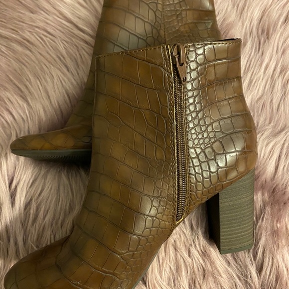 Boots - Picture 4 of 5